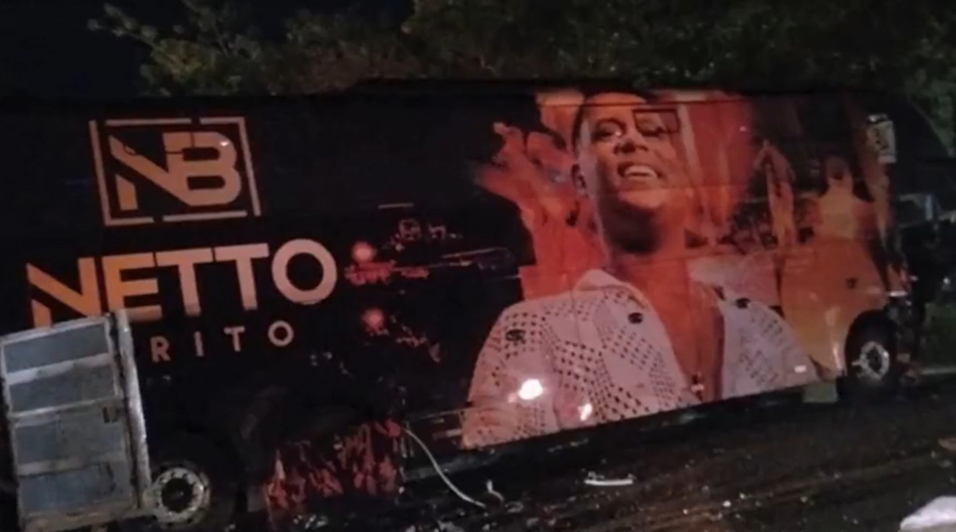 Ônibus com a delegação do cantor se chocou com um carro na BA-046 - Reprodução