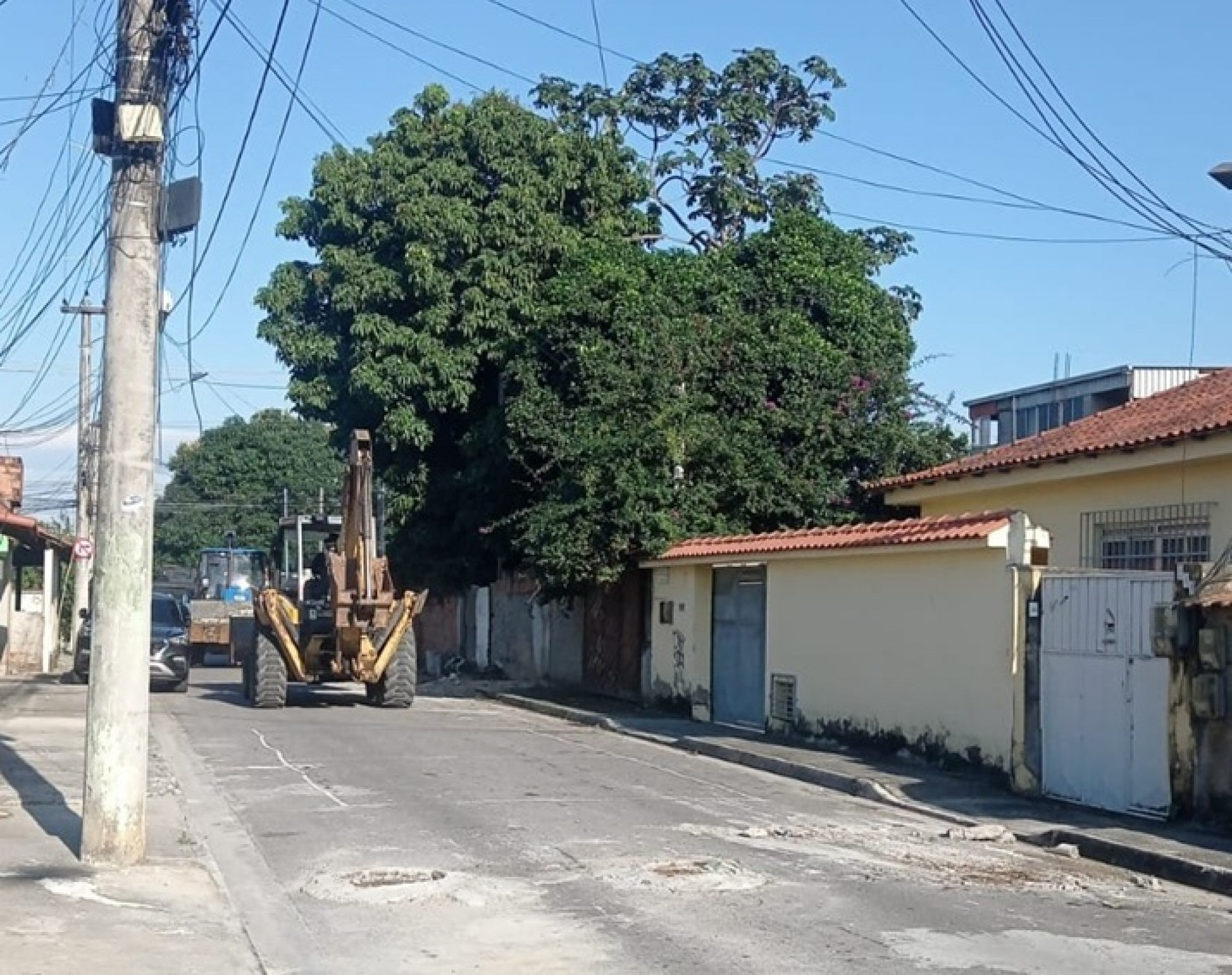 Os policiais usaram retroescavadeiras para a retirada de barricadas em nove ruas da comunidade - Reprodução