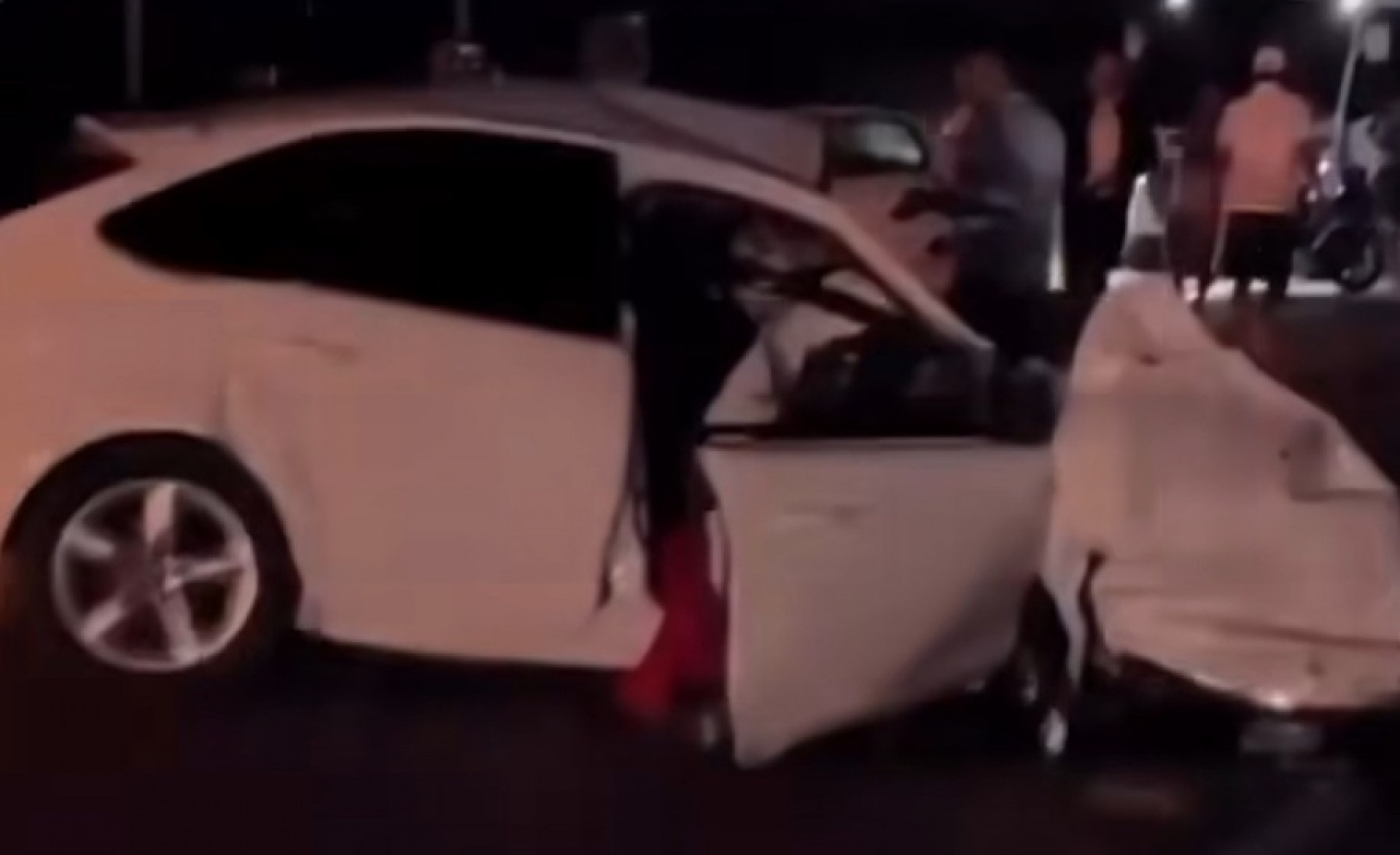 Carro ficou destruído após colisão com ônibus - Reprodução