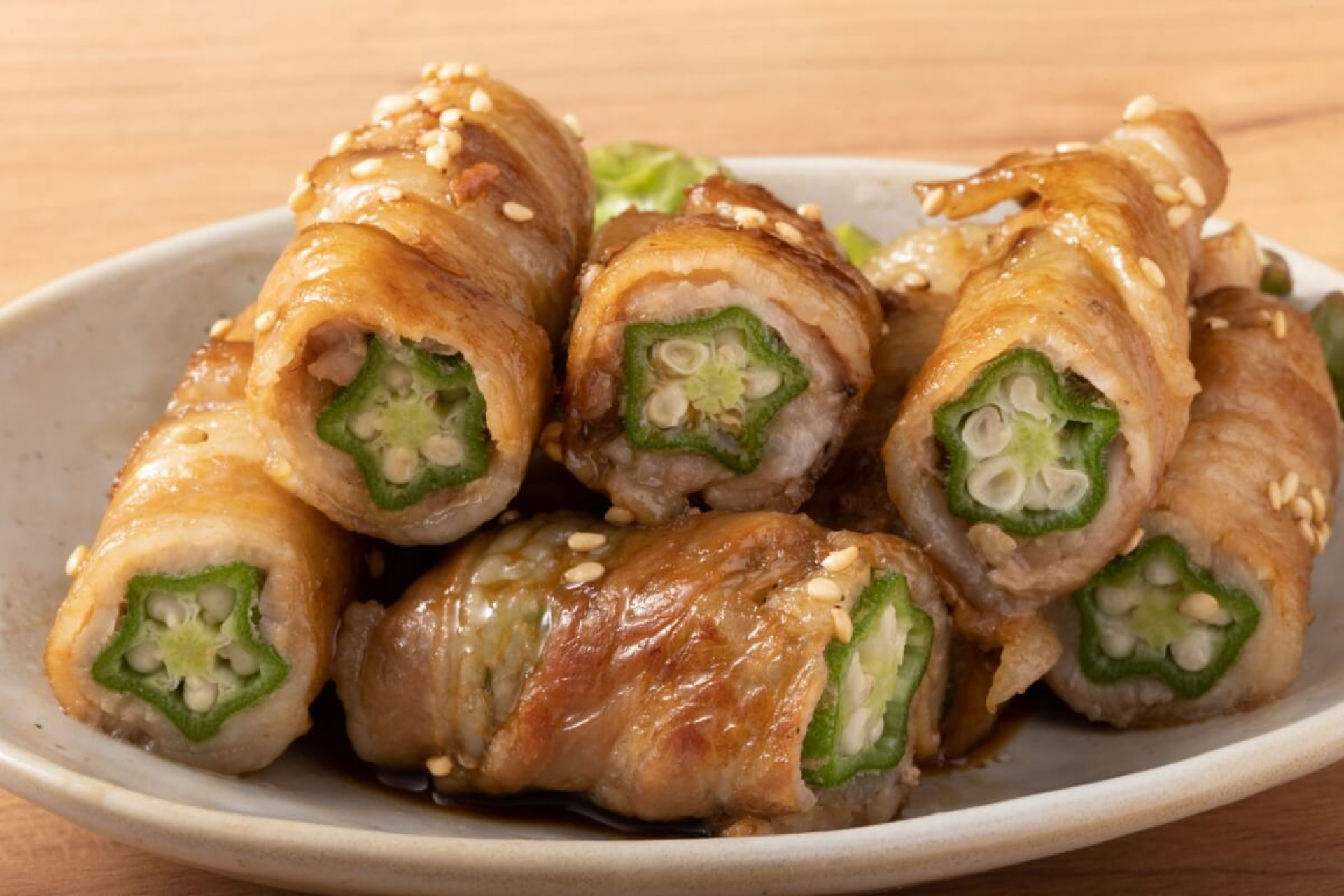 Rolinho de carne su&iacute;na com quiabo (Imagem: KOHUKU | Shutterstock)