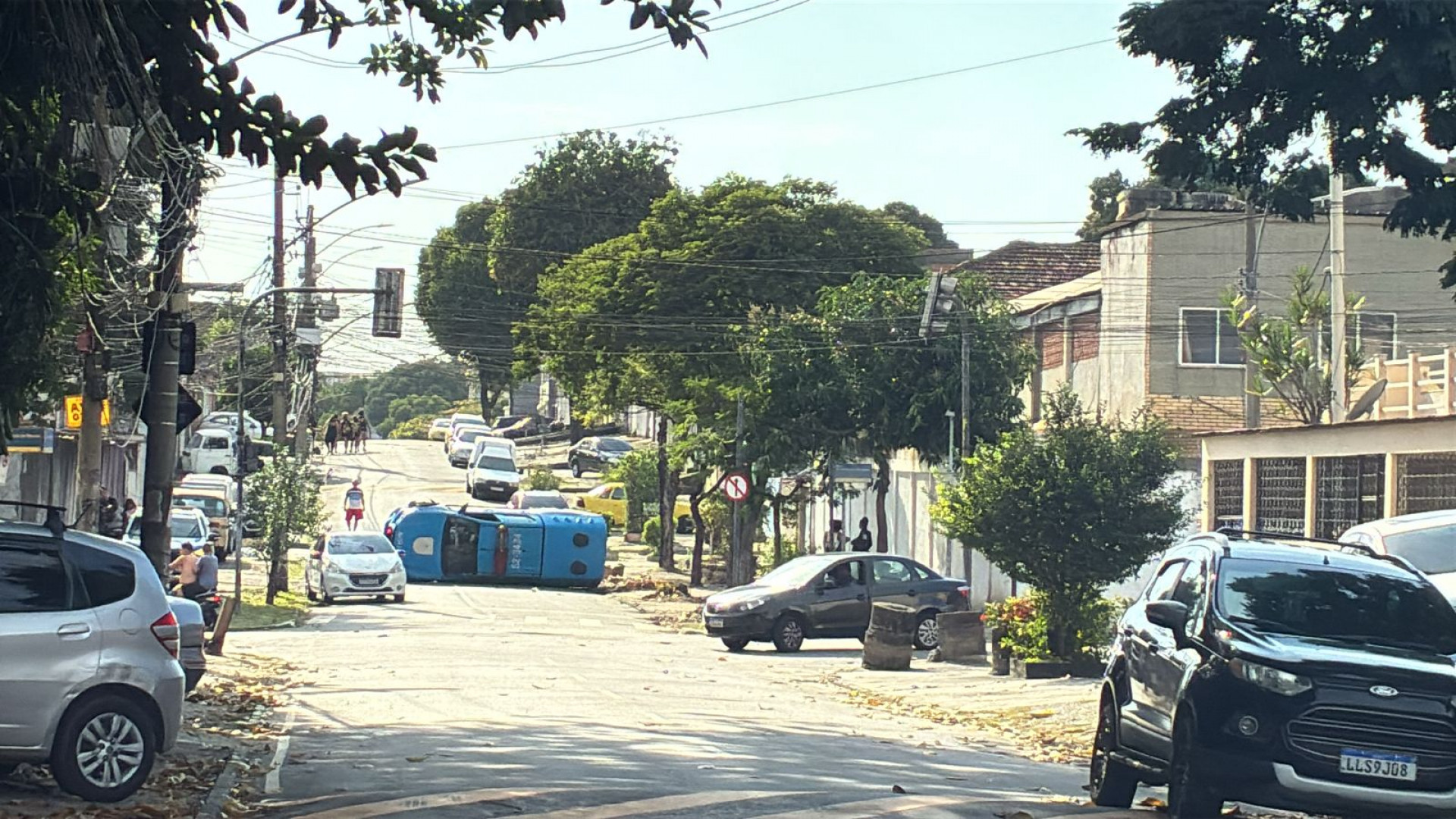 Registro da viatura capotada em Cordovil - Reprodução / X