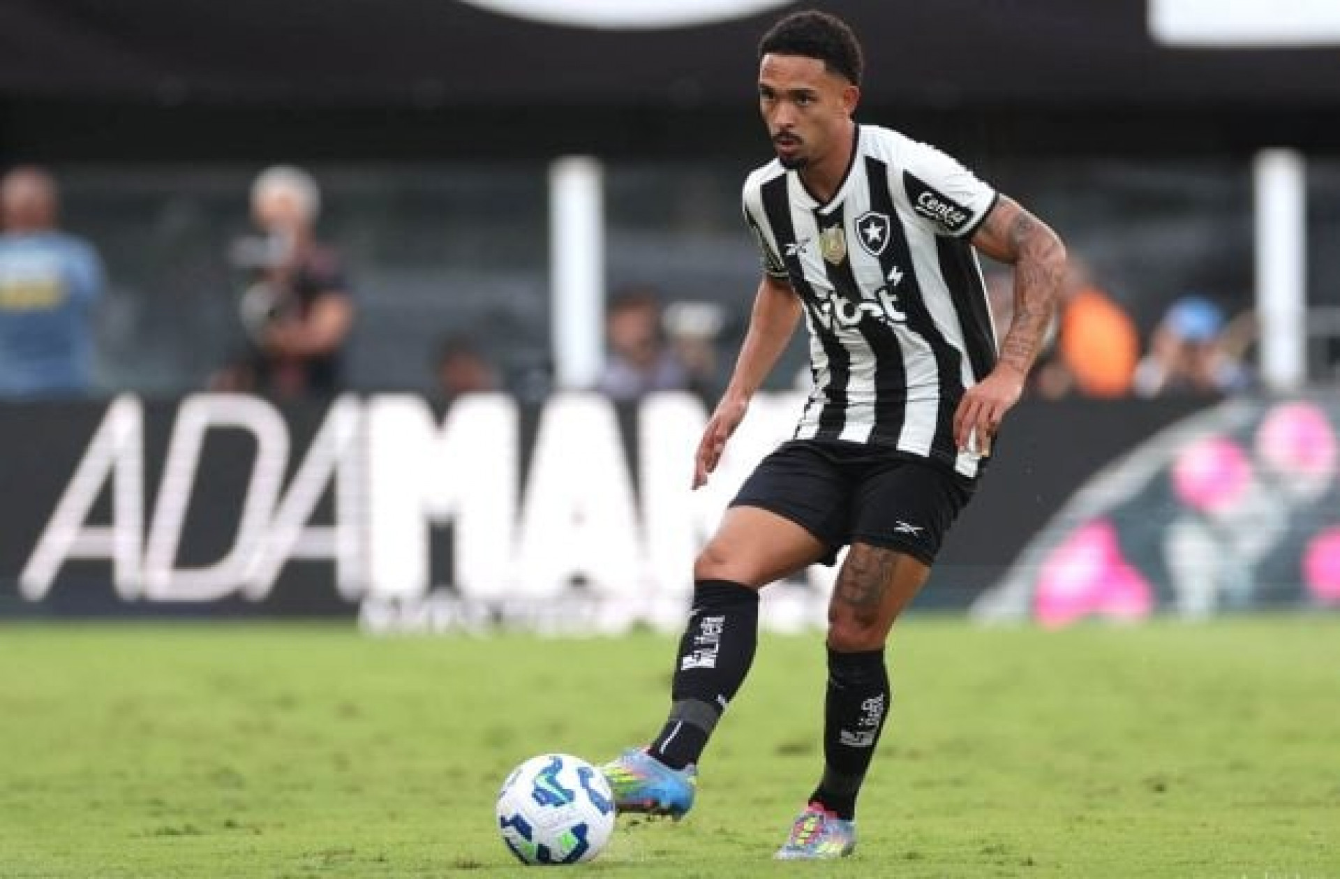 Botafogo recusa proposta do Burnley, da Inglaterra, por Vitinho