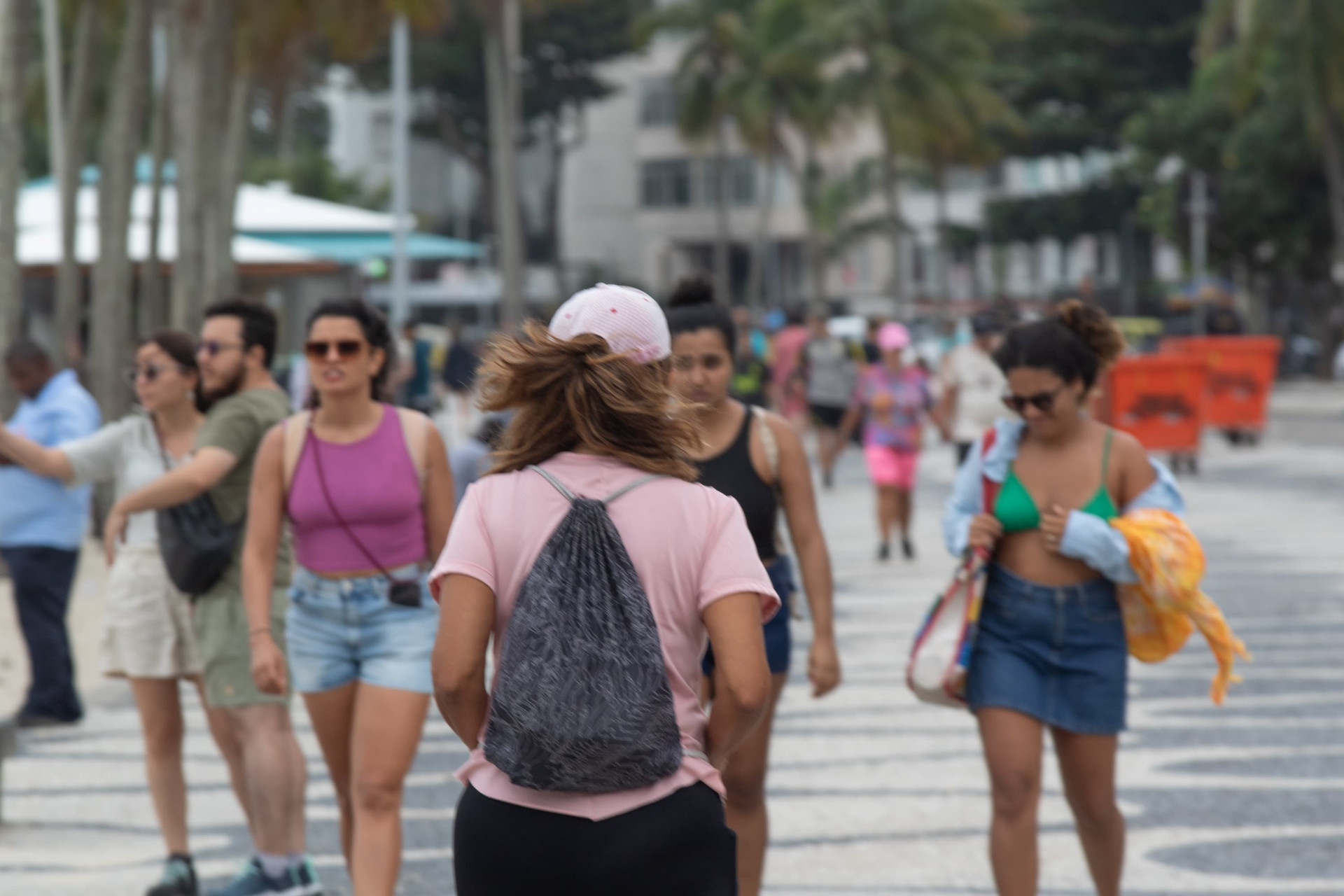 Vento forte não espantou cariocas que quiseram aproveitar Praia do Leme nesta segunda (28) - Érica Martin/Agência O Dia