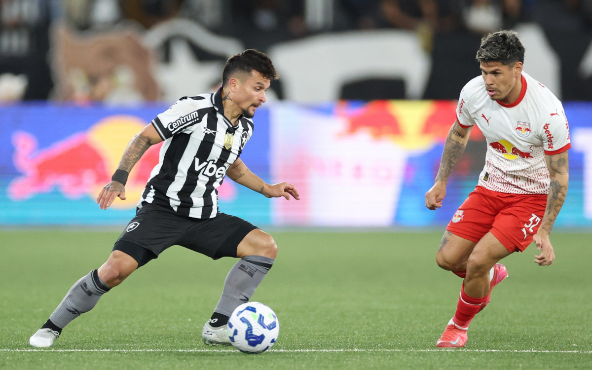 Artur em ação durante o jogo entre Botafogo e Red Bull Bragantino
