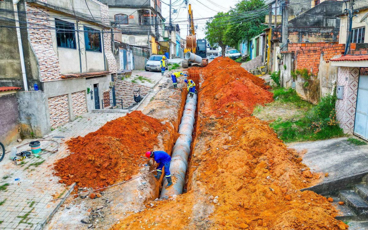 A rua Piracanjuba está recebendo obras de drenagem com a colocação de manilhas por toda a extensão 
