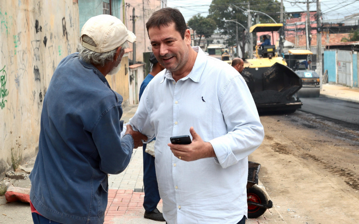 Prefeito Léo Vieira esteve presente com os moradores presenciando o trabalho das equipes