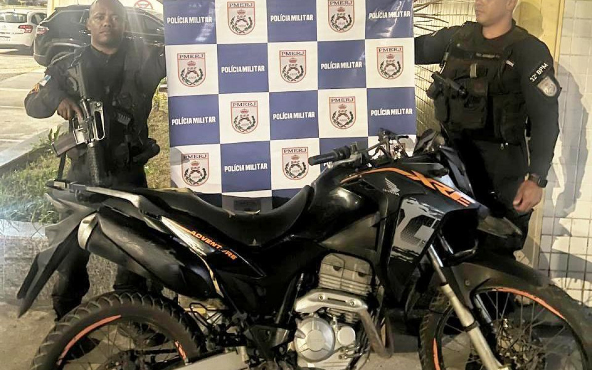 Moto roubada e entorpecentes foram apreendidos após perseguição no bairro de Casimiro de Abreu
