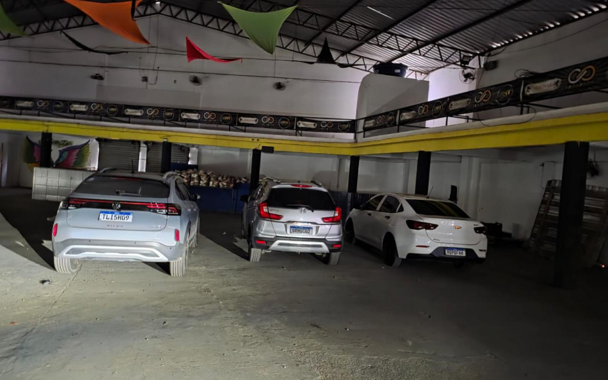 Veículos apreendidos pela Polícia Civil durante a ação no Catiri