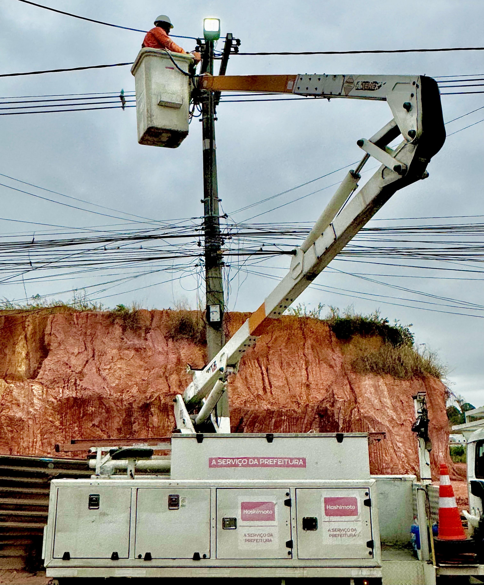 A Prefeitura realizou a troca de lâmpadas por iluminação de led na Avenida São Francisco, no bairro Vasco

