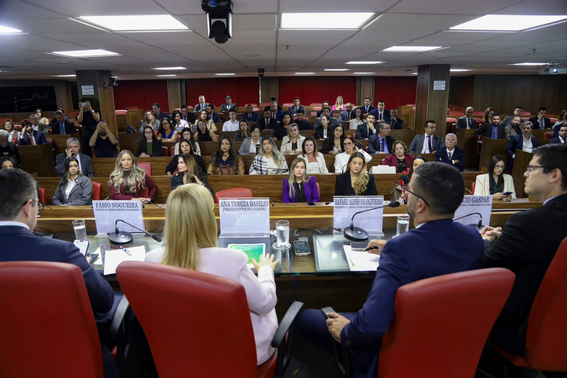 O plen&aacute;rio ficou lotado para a posse do presidente da Comiss&atilde;o de Direito Municipal da OAB / RJ   - Divulga&ccedil;&atilde;o / PMBR