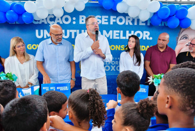 Prefeito de Belford Roxo entrega novos uniformes e kits escolares para alunos da rede municipal