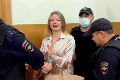 Rússia condena jornalista a 12 anos de prisão por ser colaboradora de Navalny