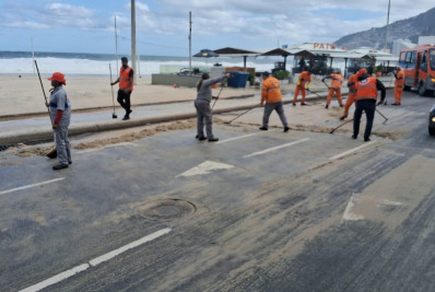 Ressaca atinge orla do Leblon e afeta trânsito na Zona Sul