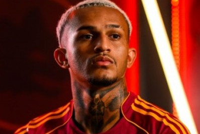 Wesley se surpreende com recepção na Roma e compara torcida com a do Flamengo