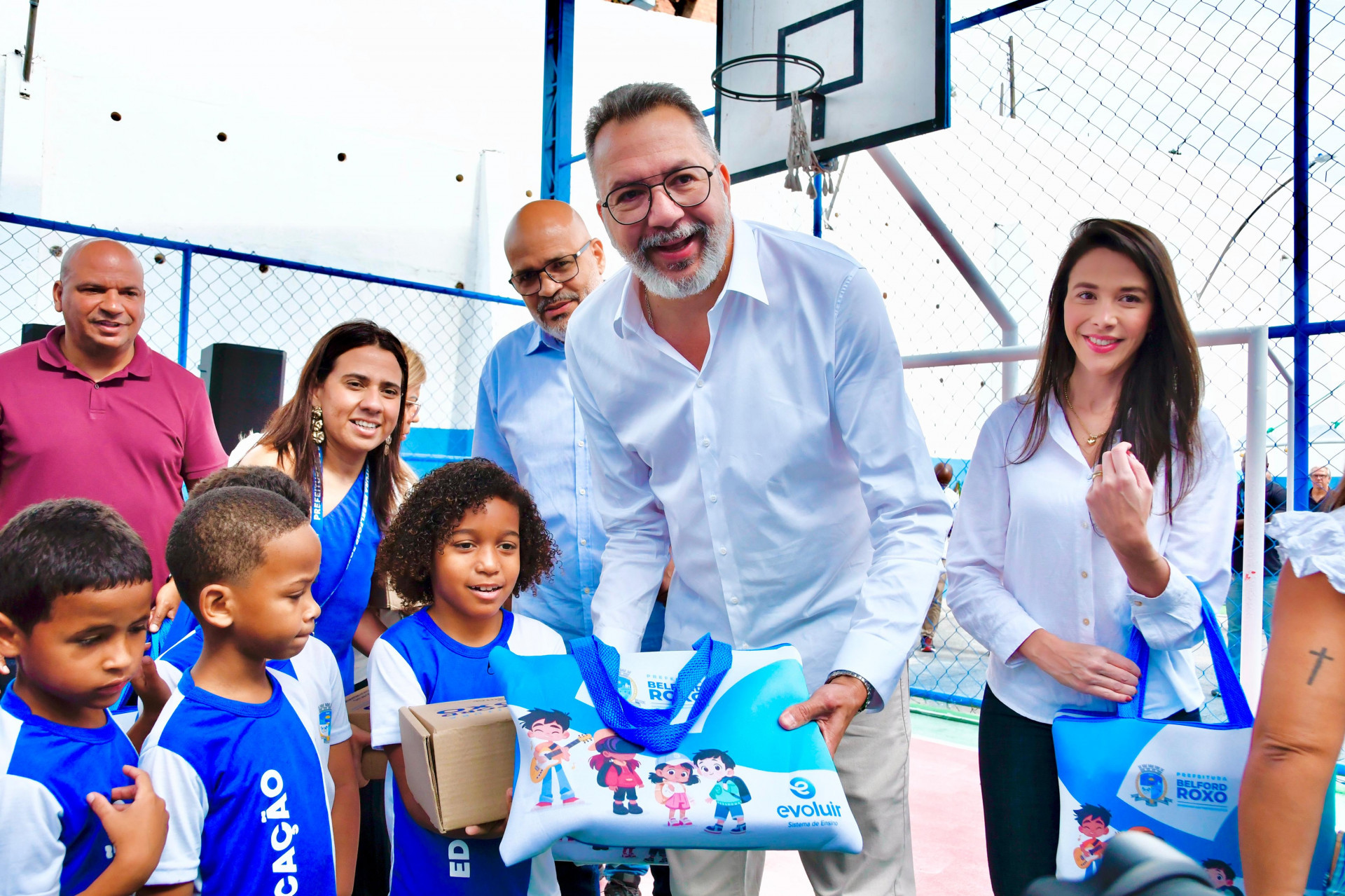 Emanuelle Ferreira de Paula foi a primeira aluna a receber o kit entregue pelo prefeito Márcio Canella

 - Jeovani Santos / PMBR