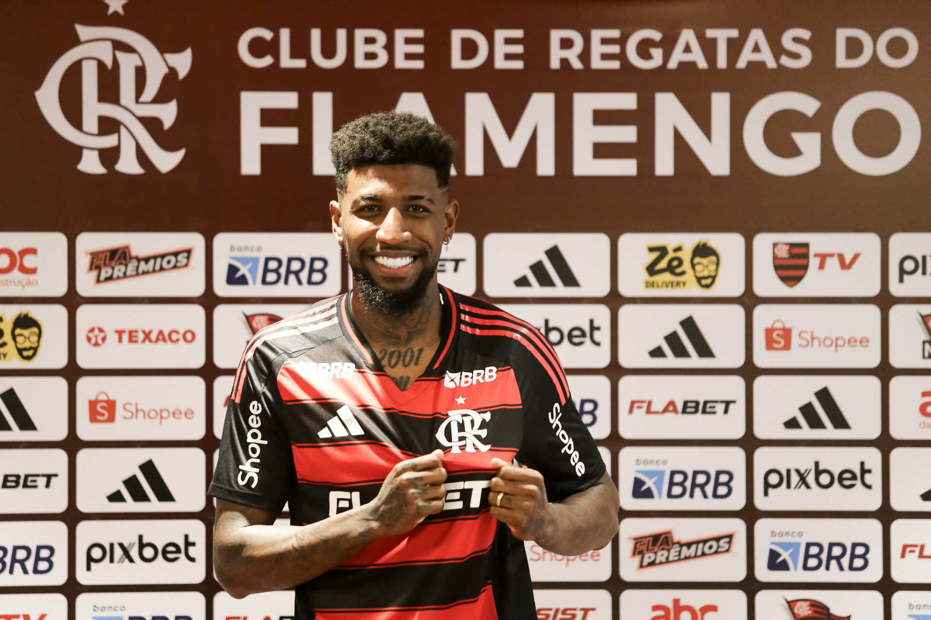 Emerson Royal dá a volta por cima e se firma no Flamengo