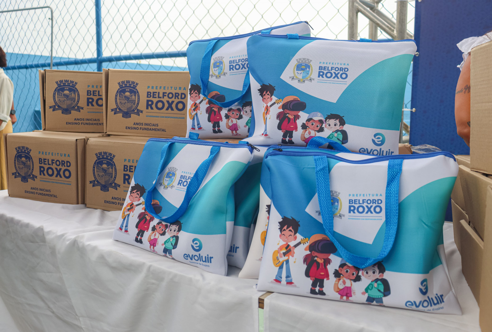 O kit escolar acompanha caderno, livros, l&aacute;pis, estojo, pasta escolar, tesoura, borracha e pincel, entre outros itens   - Jeovani Santos / PMBR