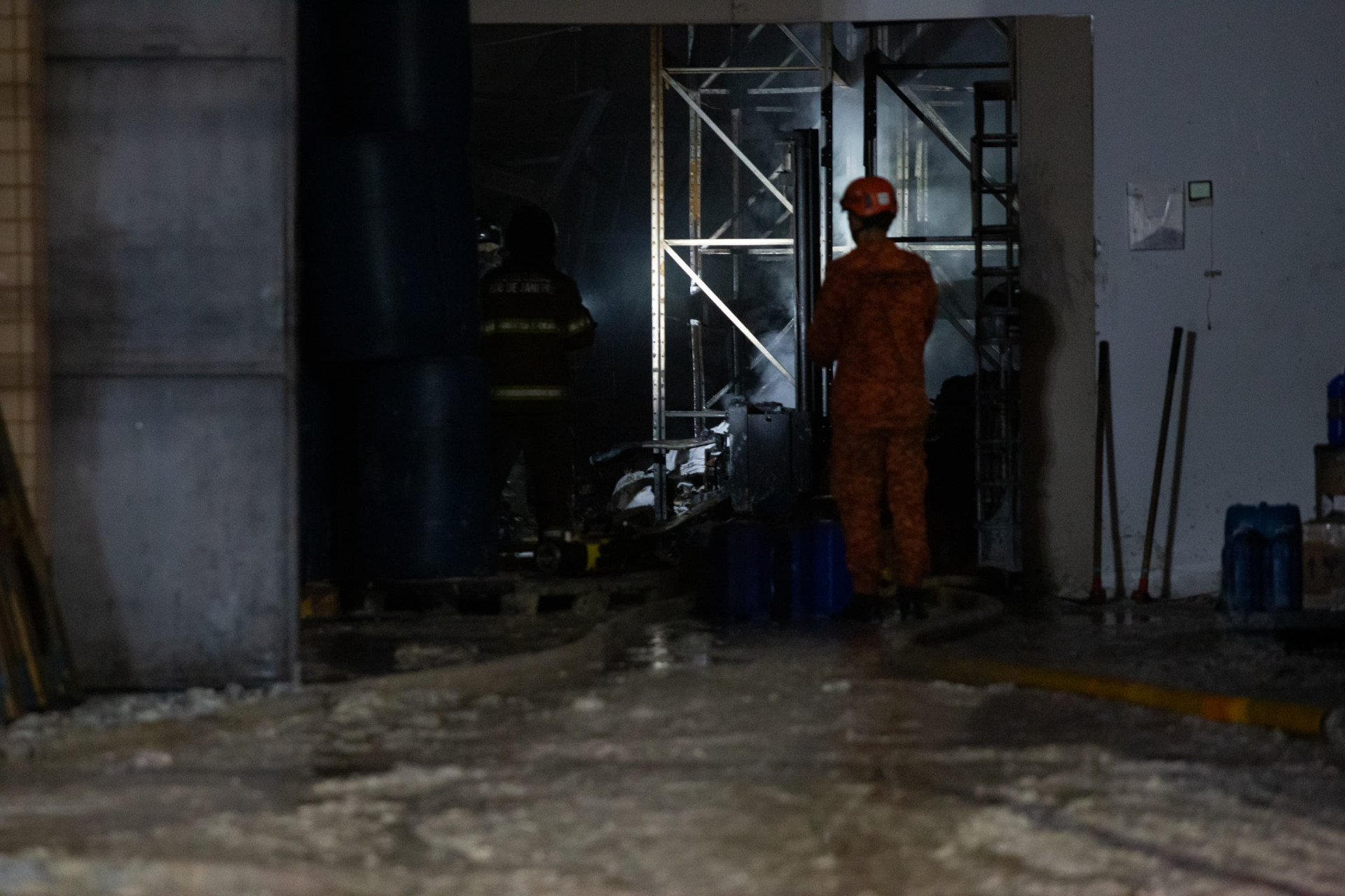 Ao todo, 50 bombeiros participaram dos trabalhos - Érica Martin/Agência O Dia