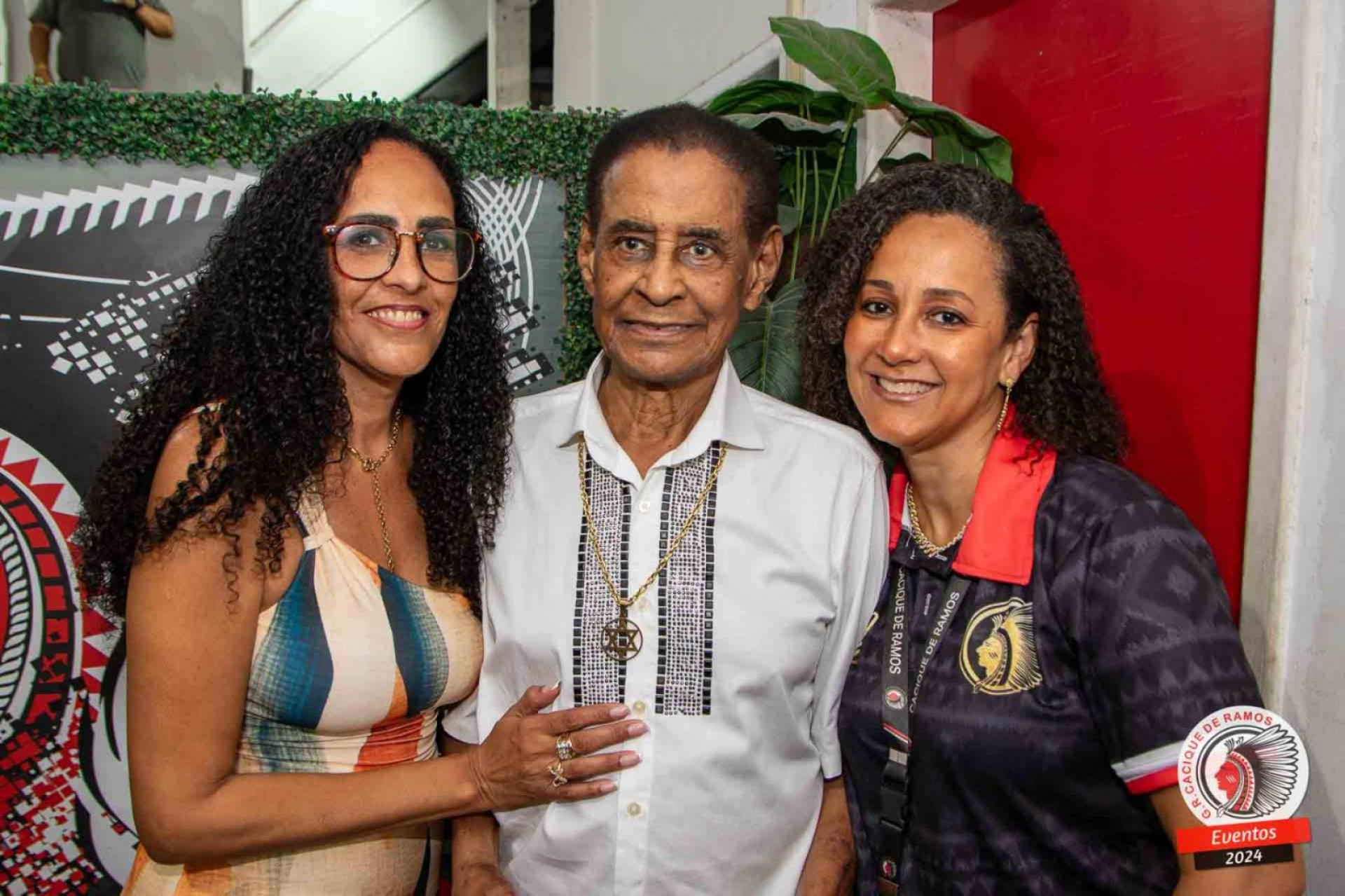 Karla Marcely e Christhian Kelly, ao lado de Bira Presidente - Marcio Lopes / Cacique de Ramos