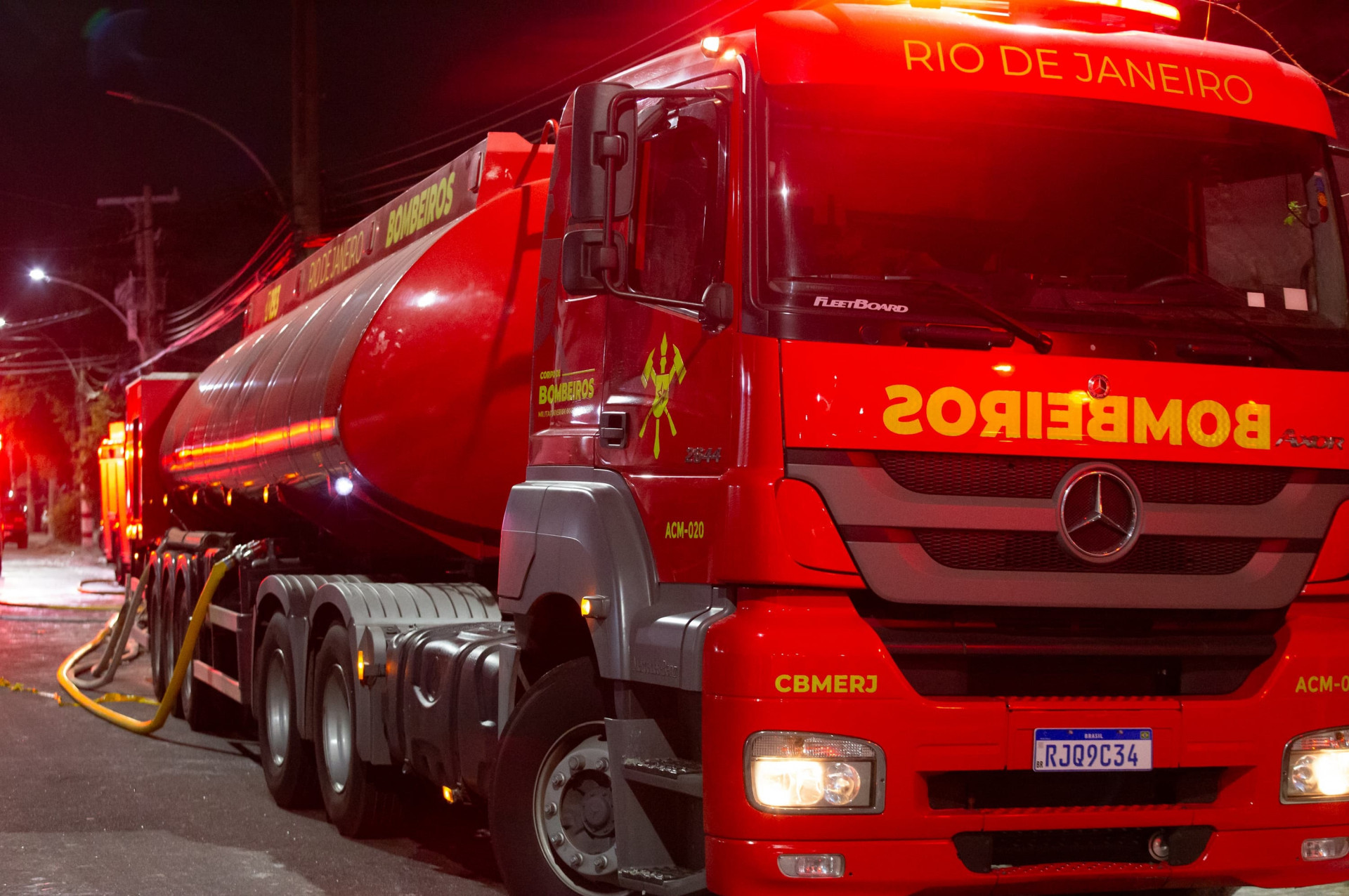 Caminhão usados pelos militares no combate às chamas - Érica Martin/Agência O Dia