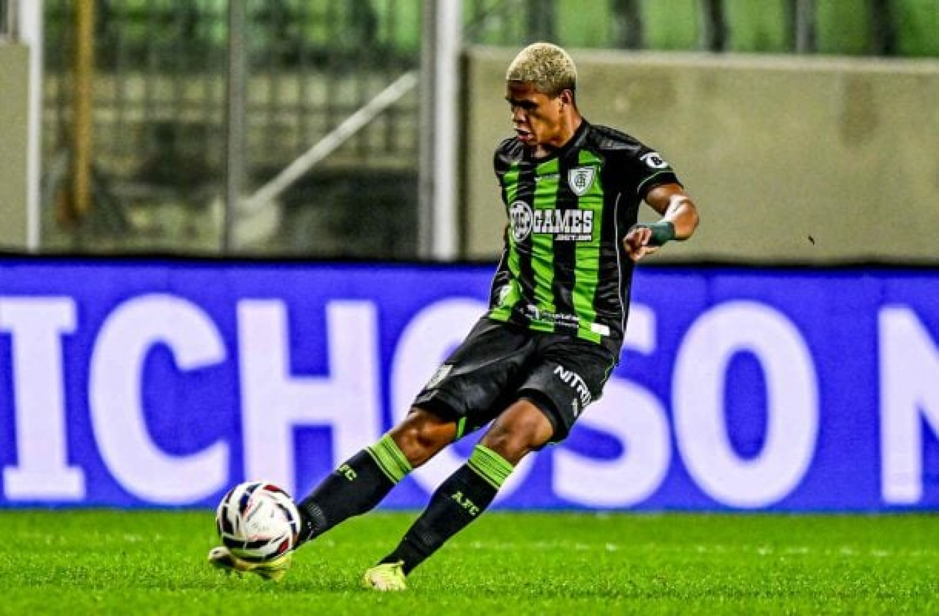 Vasco acerta retorno do volante Cauan Barros