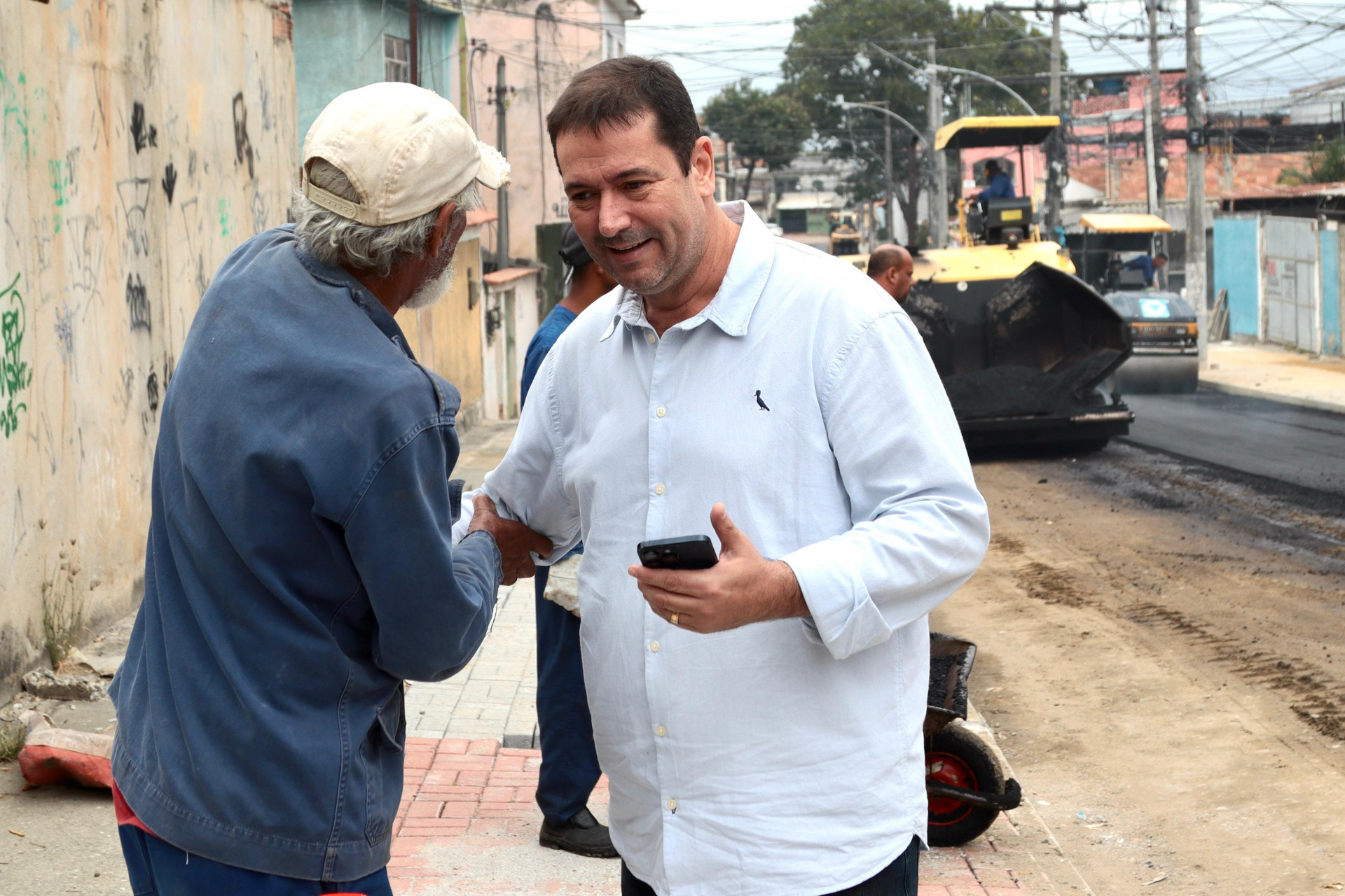 Prefeito L&eacute;o Vieira esteve presente com os moradores presenciando o trabalho das equipes - Matheus Pereira/ PMSJM