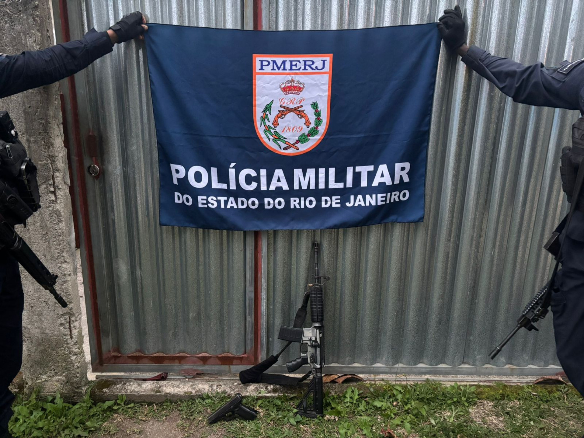 Agentes do 35º BPM (Itaboraí) apreenderam um fuzil e uma pistola na ação - Divulgação / PMERJ