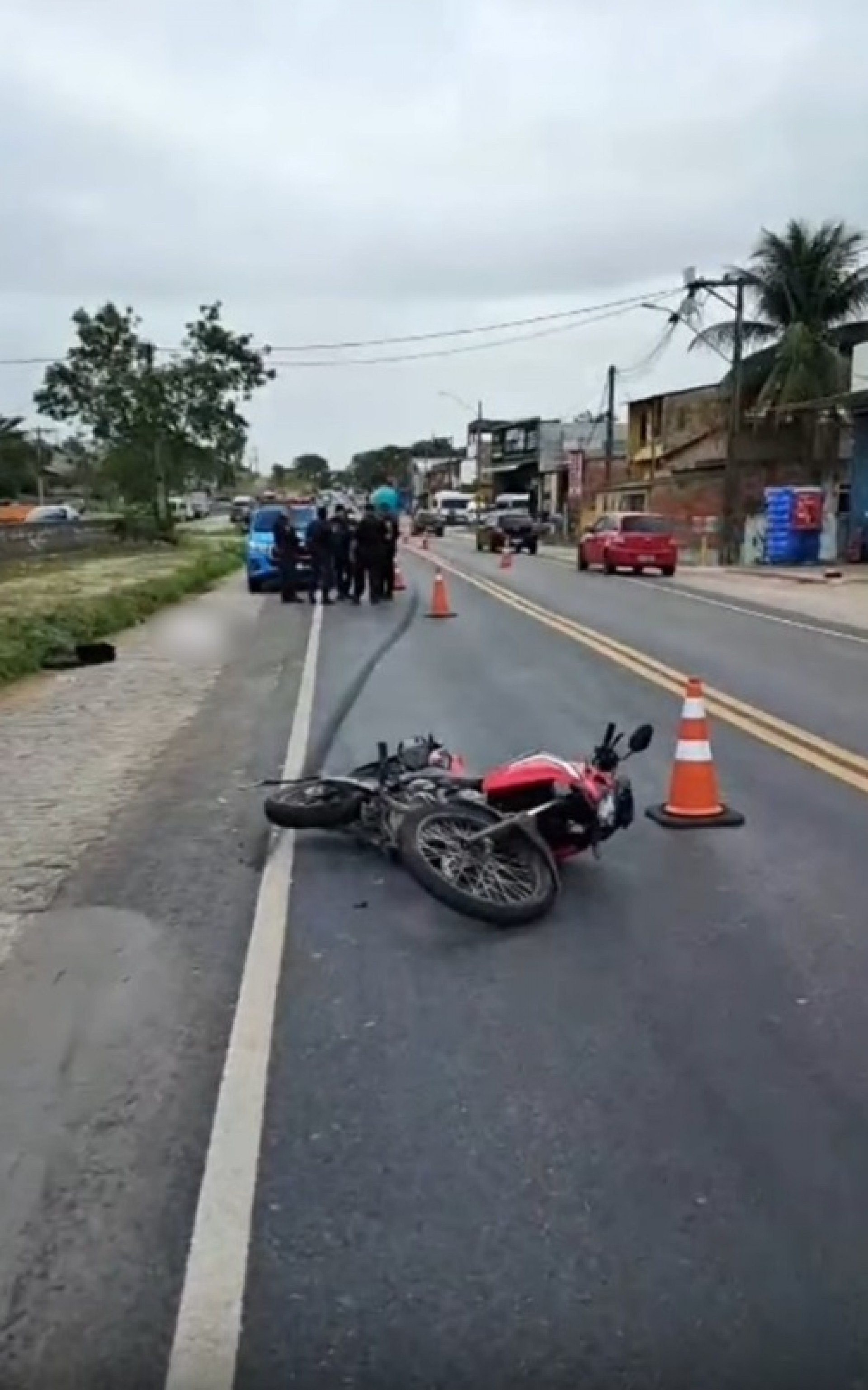 Moto caída após perseguição na operação em Itaboraí - Reprodução / Redes sociais