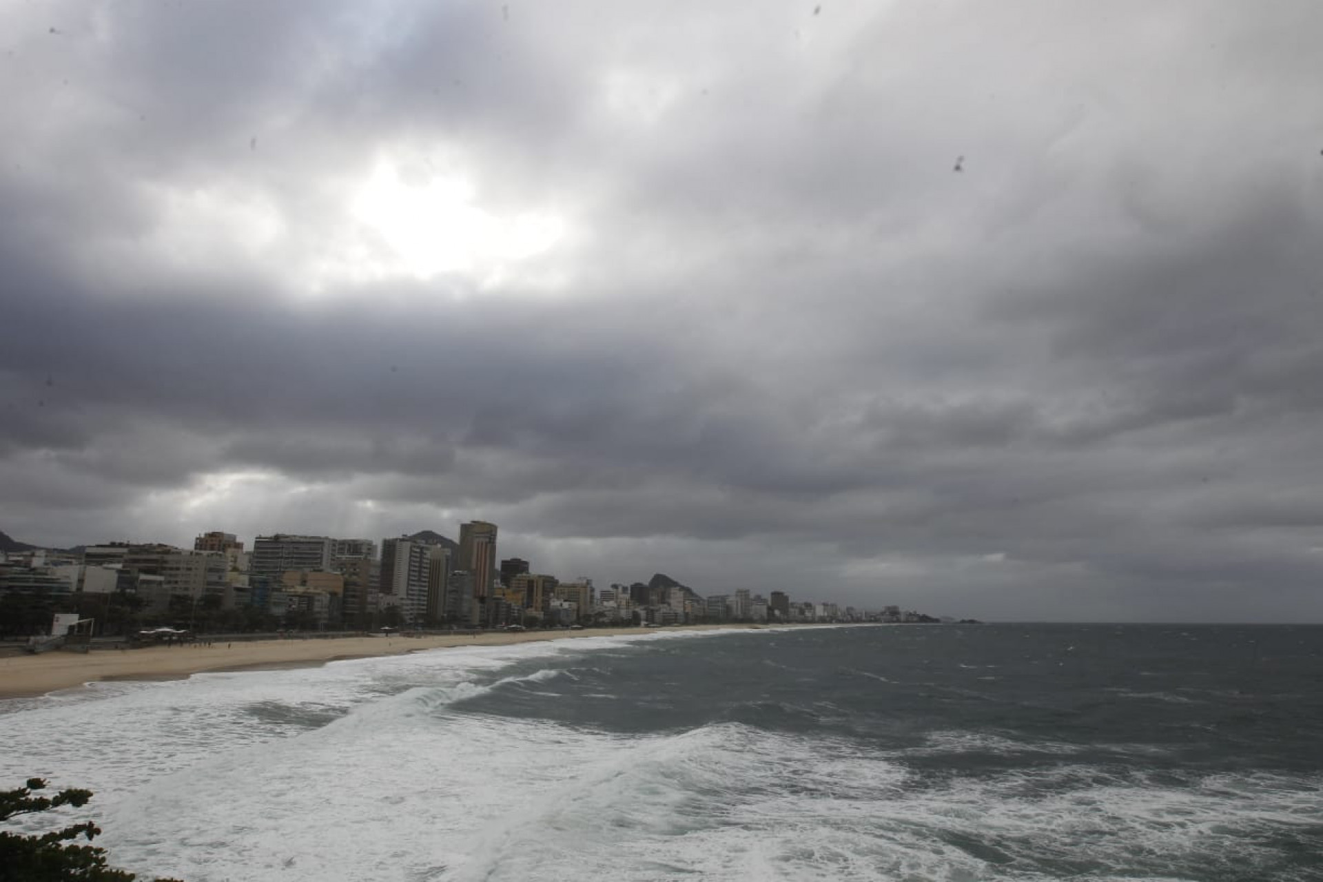 Alerta de ressaca prevê possibilidade de ondas de até 3,5 metros no litoral do Rio - Reginaldo Pimenta / Agência O Dia