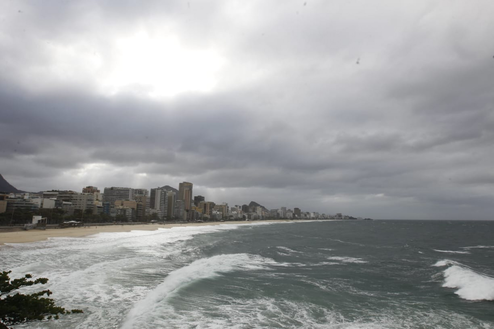 Alerta de ressaca prevê possibilidade de ondas de até 3,5 metros no litoral do Rio - Reginaldo Pimenta / Agência O Dia