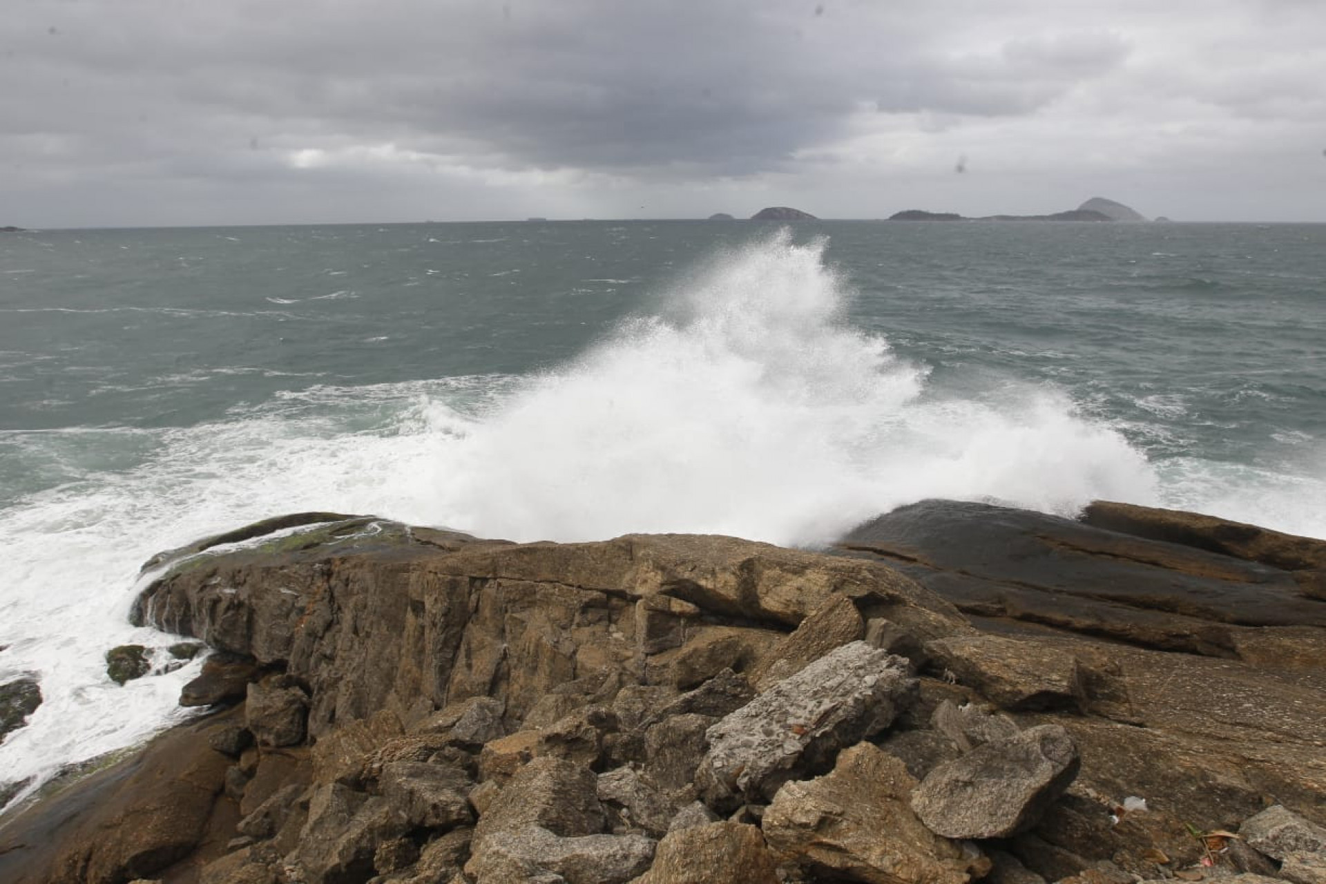Alerta de ressaca prevê possibilidade de ondas de até 3,5 metros no litoral do Rio - Reginaldo Pimenta / Agência O Dia