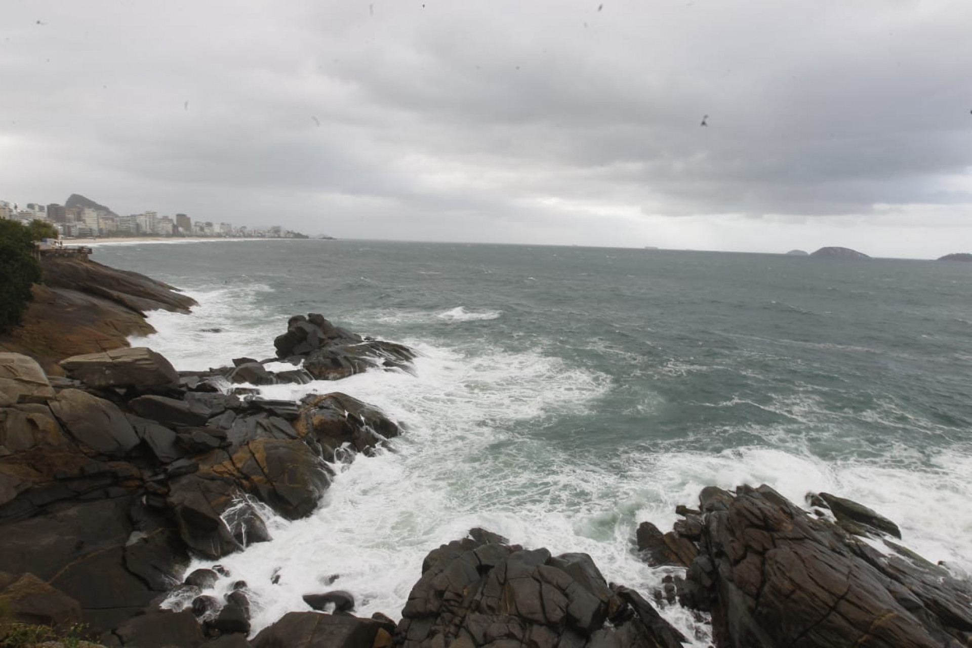 Alerta de ressaca prevê possibilidade de ondas de até 3,5 metros no litoral do Rio - Reginaldo Pimenta / Agência O Dia