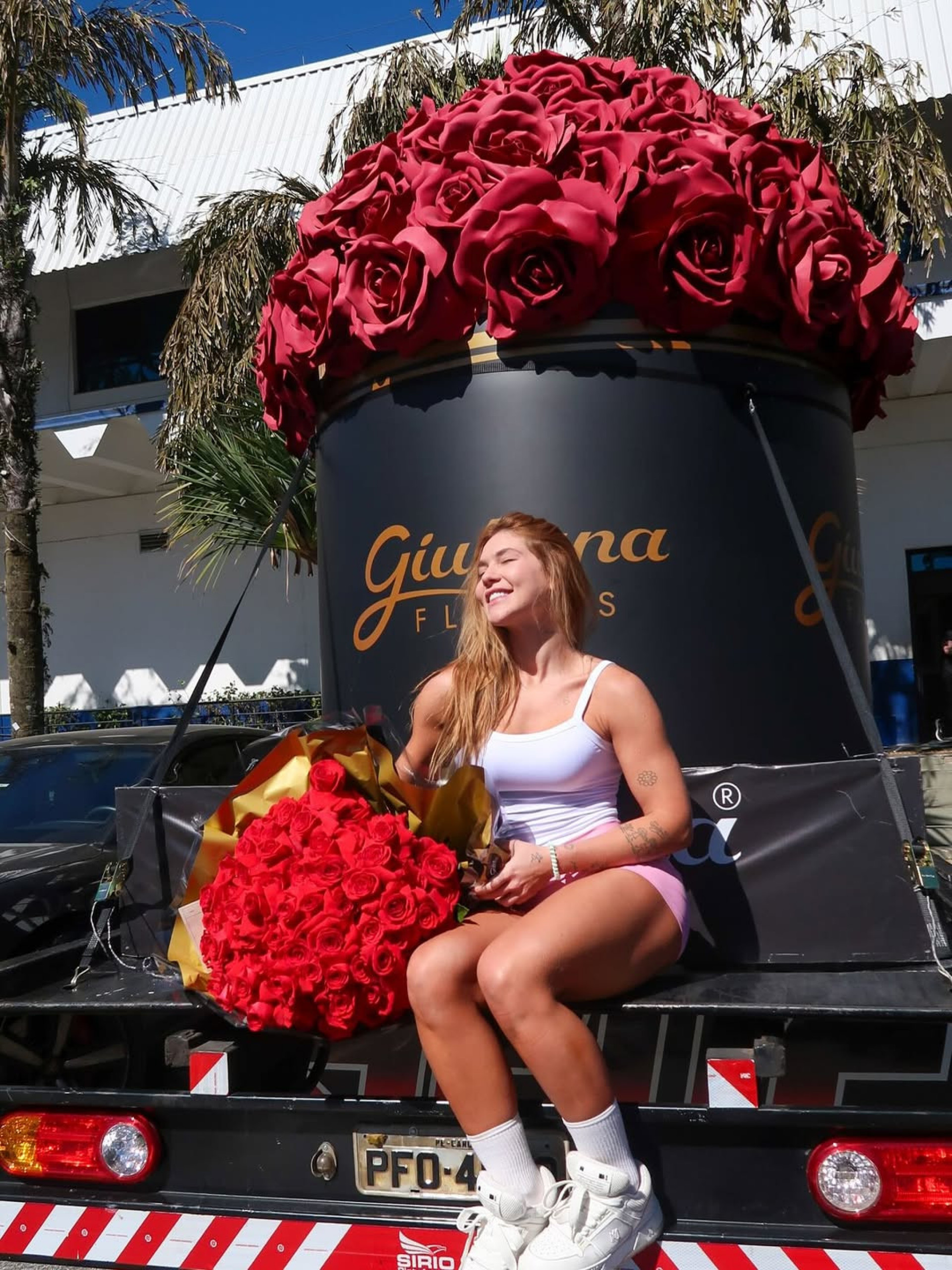 Virginia Fonseca ganhou buqu&ecirc; gigante de rosas vermelhas  - Reprodu&ccedil;&atilde;o/Instagram 