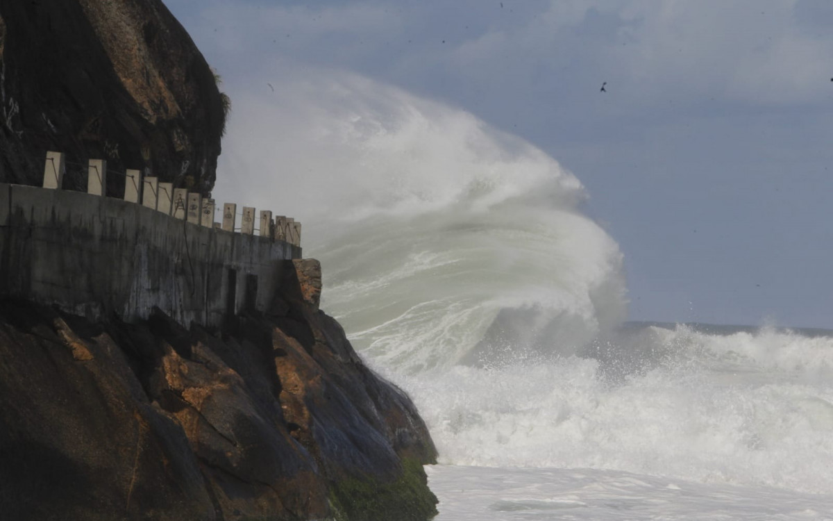 O mar segue agitado no Leme na manhã desta quarta-feira (30)