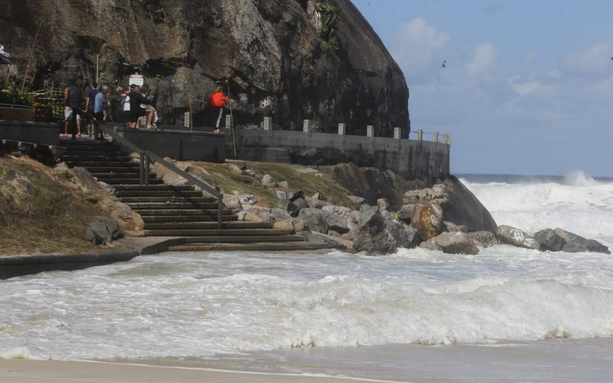 O mar segue agitado no Leme na manhã desta quarta-feira (30)