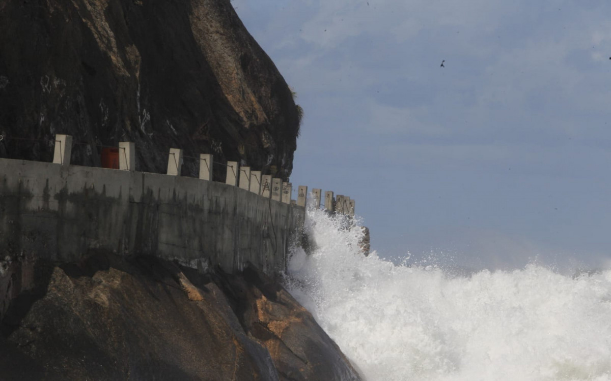 O mar segue agitado no Leme na manhã desta quarta-feira (30)