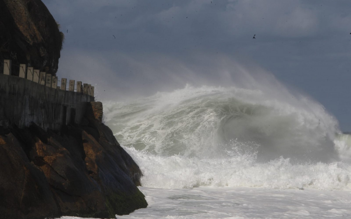 O mar segue agitado no Leme na manhã desta quarta-feira (30)