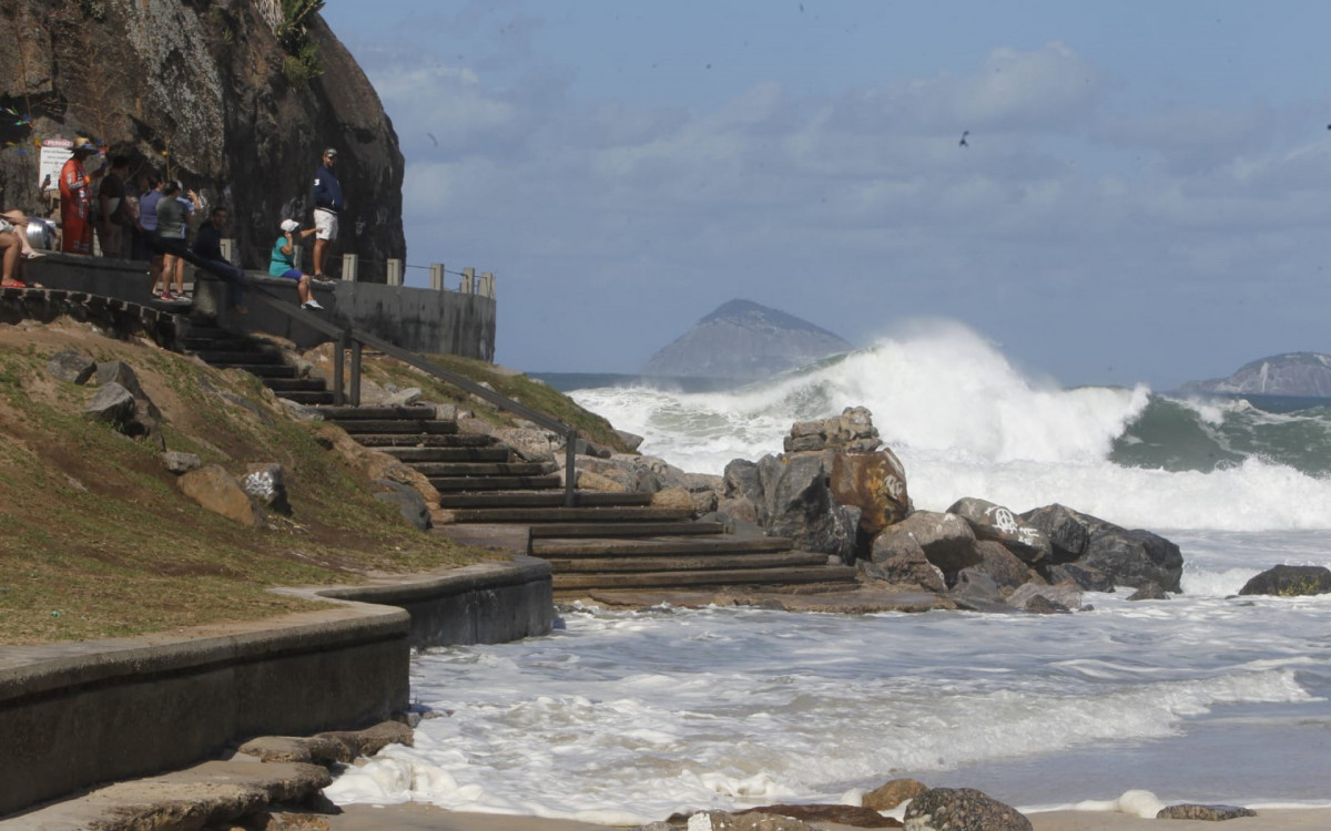 O mar segue agitado no Leme na manhã desta quarta-feira (30)