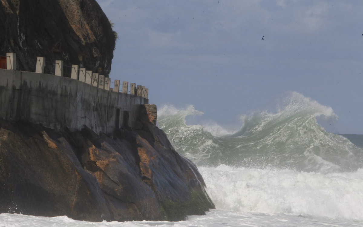 O mar segue agitado no Leme na manhã desta quarta-feira (30)