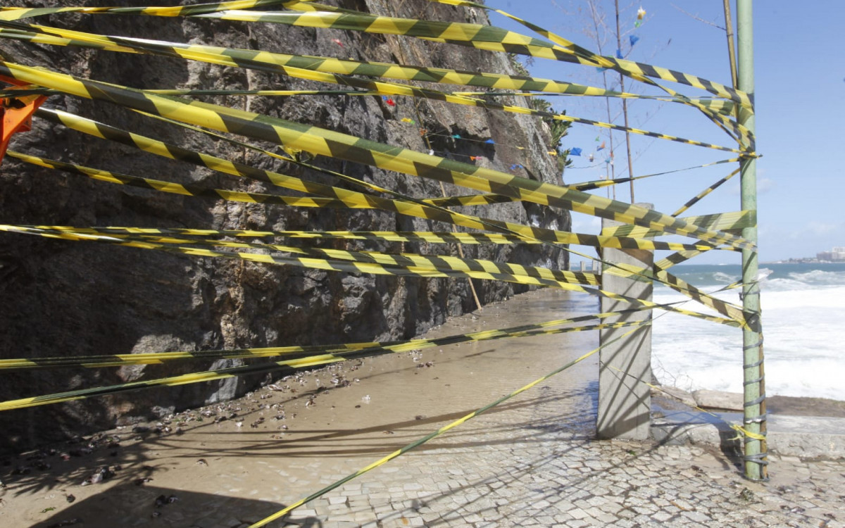 Mureta do Leme segue interditada devido as fortes ondas