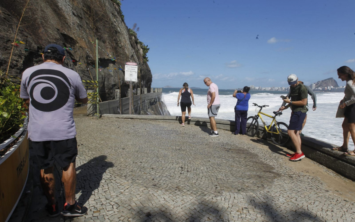Mesmo com aviso de perigo, pessoas se aproximaram da Mureta do Leme para tirar fotos