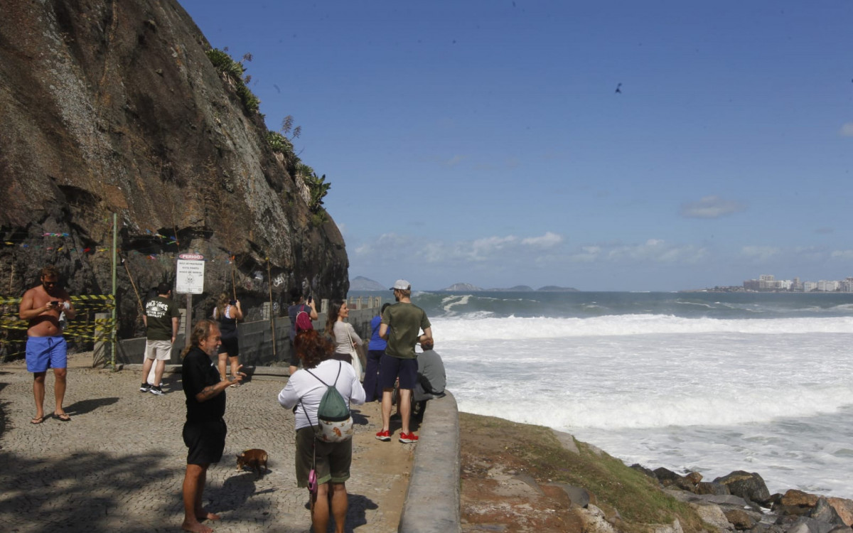 Mesmo com aviso de perigo, pessoas se aproximaram da Mureta do Leme para tirar fotos