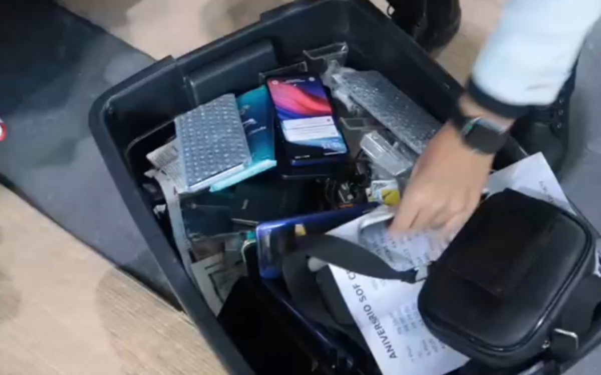 Polícia Civil apreendeu mais de 300 celulares na Operação Rastreio, em Duque de Caxias