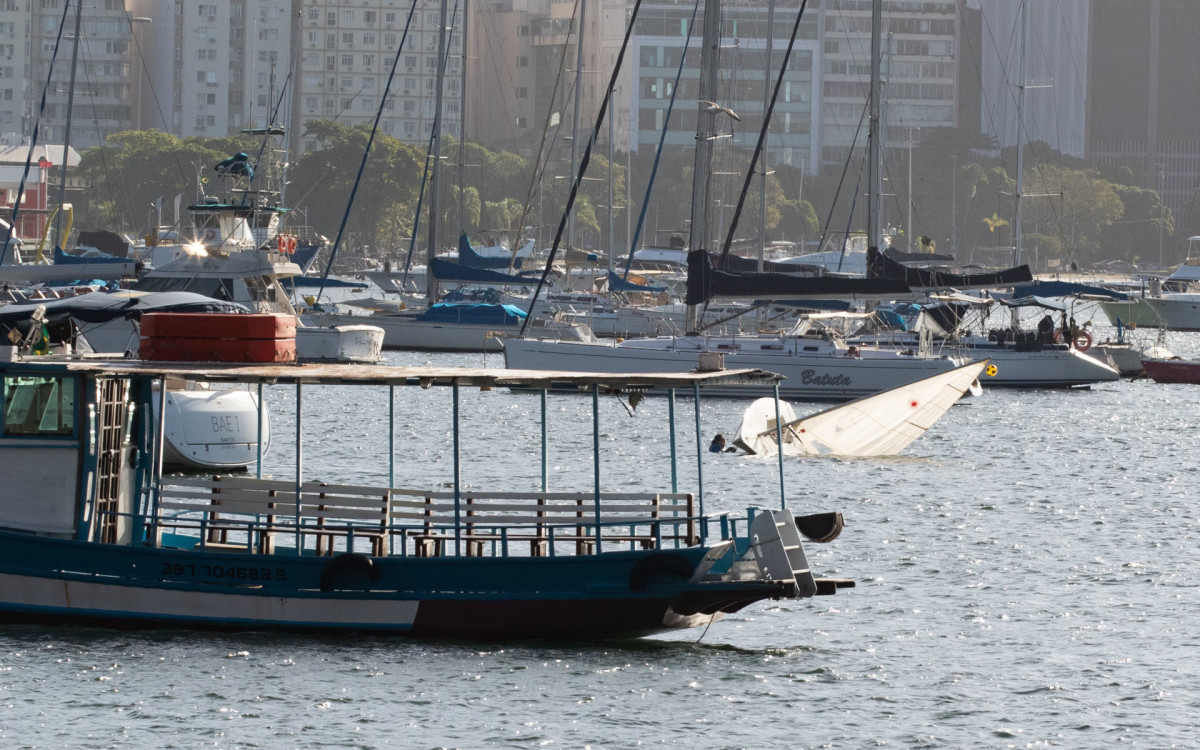 Barcos ancorados na enseada de Botafogo