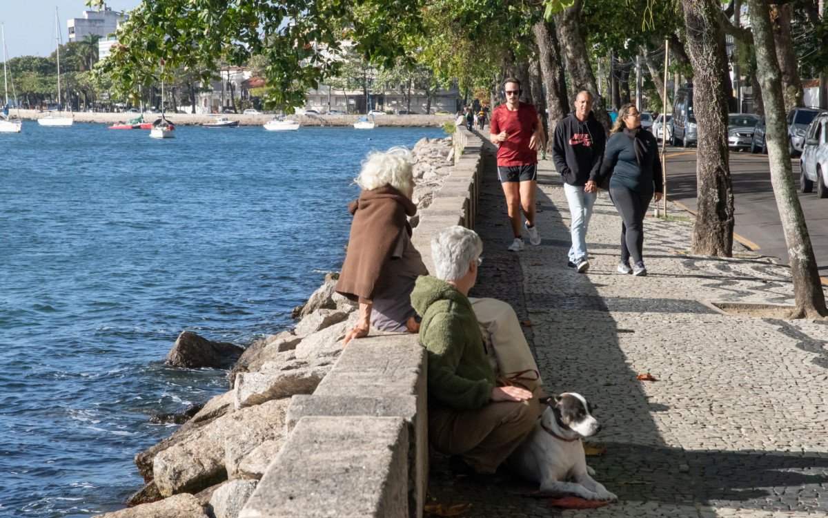 Cariocas passearam na mureta da Urca na tarde desta quarta-feira