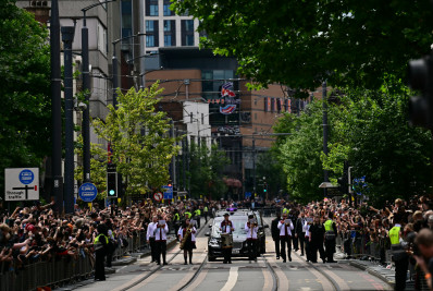 Milhares de fãs lotam as ruas de Birmingham para o último adeus a Ozzy Osbourne