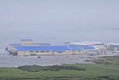 Tsunami na Rússia deixa edifícios submersos