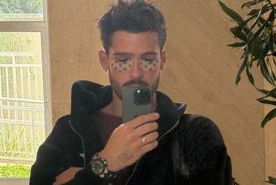 João Guilherme surge em clique de saia e máscara facial