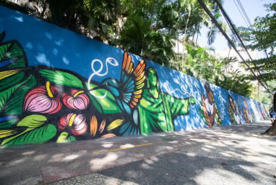 Mural com 150 metros de largura é revitalizado em Ciep, na Zona Sul