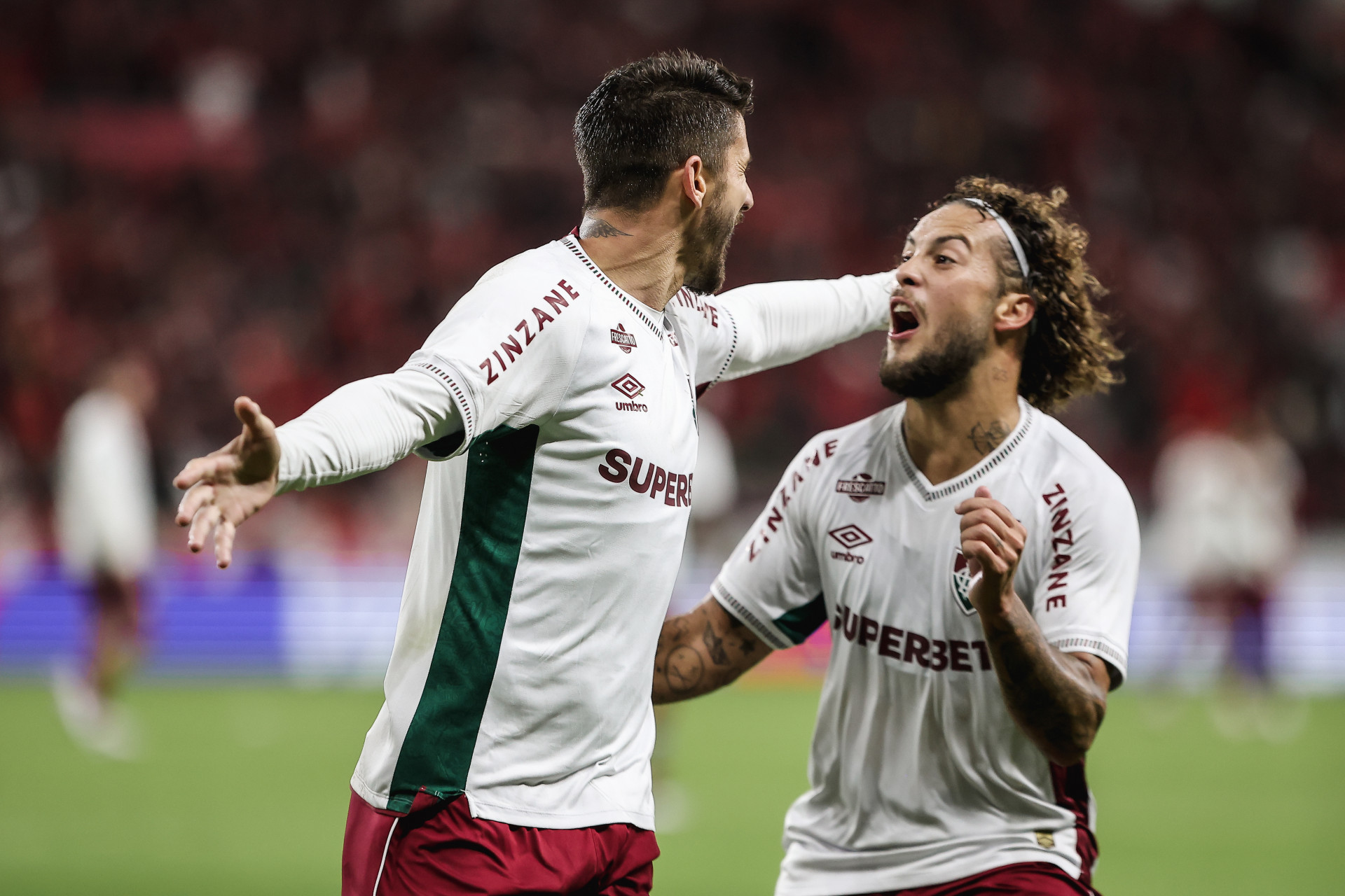 Guga, à direita, vibra com o gol de Everaldo - Lucas Merçon/Fluminense